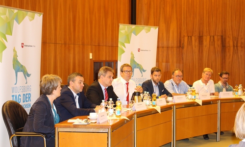 Im Rahmen einer Pressekonferenz zogen Wolfsburg Oberbürgermeister Klaus Mohrs  (4.v.l.) und Stephan Manke, Staatssekretär im Niedersächsischen Ministerium für Inneres und Sport (3.v.l.) Bilanz. Foto: Eva Sorembik