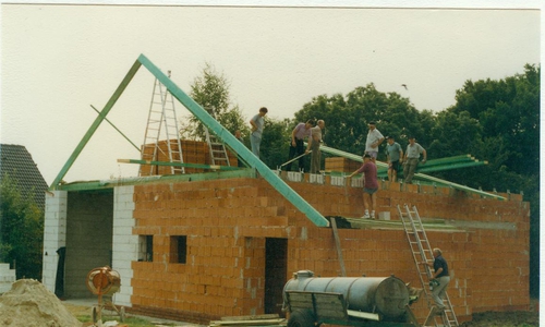 Das Bild zeigt den Bau des Feuerwehrgerätehauses 1997. Fotos: Feuerwehr Klein Brunsrode