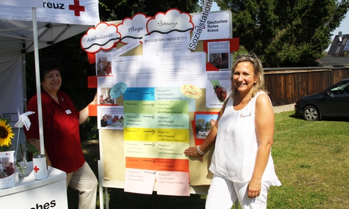 Karin Rump (links) und Petra Seidel-Daschke erläuterten die Schautafel über das Pflegestärkungsgesetz. Fotos: DRK