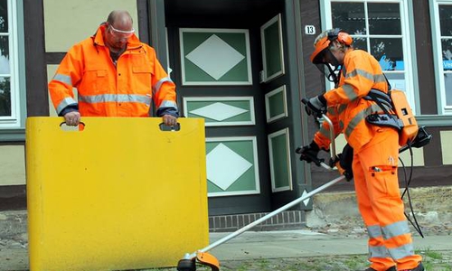 Die Betriebshofmitarbeiter Christian Lehninger und Claudia Wöhler arbeiten auf dem Holzberg mit der Akku-Sense. Foto: Stadt Helmstedt