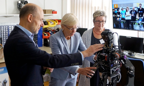 Prof. Dr. Gerndt gibt Einblicke in den Bereich der Robotik. Foto: Ostfalia