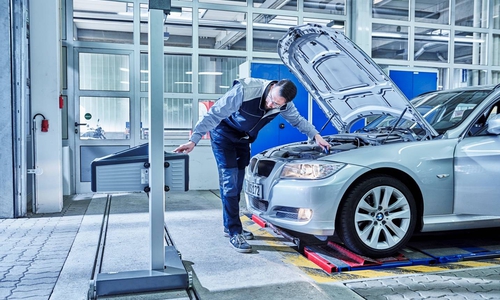 Beim TÜV kann man seine Scheinwerfer kostenlos überprüfen lassen. Symbolbild: TÜV NORD