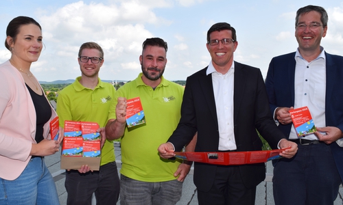 Oberbürgermeister Dr. Oliver Junk, Sparkassenregionaldirektor Jens Müller sowie Martin Sänger, Joshua Friederichs und Saphira Bartels von der Stadtjugendpflege präsentieren den Ferienpass 2019 (v. re.). Foto: Stadt Goslar 