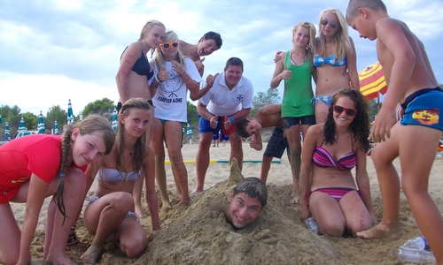 Die Teilnehmer genossen das schöne Wetter am Strand. Foto: FSV Elm-Lappwald 