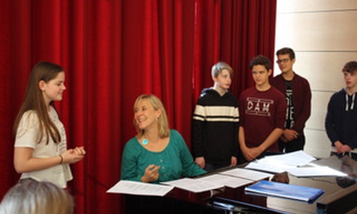 Gesangsdozentin Britta Rex arbeitete in einem Workshop mit den Chören der Schule. Foto: THG