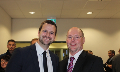 Klaus Salge, hier mit seinem Nachfolger Christian Keunecke, wurde am Donnerstag in den Ruhestand verabschiedet. Fotos: Städtisches Klinikum