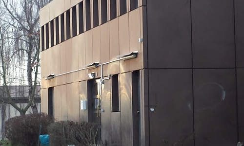 Die Bleche über den Lampen.