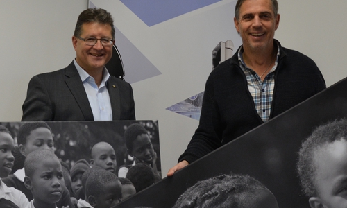 Steffen Ziegler freut sich über die Bilder, die Joachim Franz als Dankeschön für Spenden in Höhe von insgesamt 10.000 Euro überreichte. Die Bilder schmücken die Geschäftsräume der FICOSA International GmbH in Wolfenbüttel. Foto: BE YOUR OWN HERO e.V.
