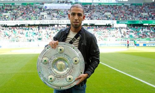 Er ist wieder da: Ashkan Dejagah 2009 mit der Meisterschale. Foto: Imago/Christian Schroedter/Archiv