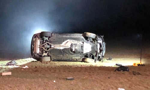 Das Auto kam auf der Seite zum Liegen. Foto: Feuerwehr Grasleben