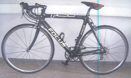  Auffallend an dem Rennrad ist neben der hellen Schrift auch der 
"Tiger-Überzug" des Sattels. Foto: Polizei