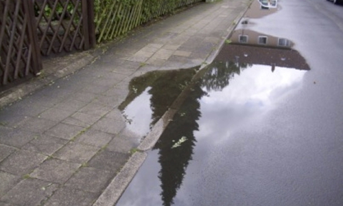 Nach Bauarbeiten in der Ruhrstraße staut sich jetzt das Wasser - die Anwohner sind verärgert. Foto: Wendt. 