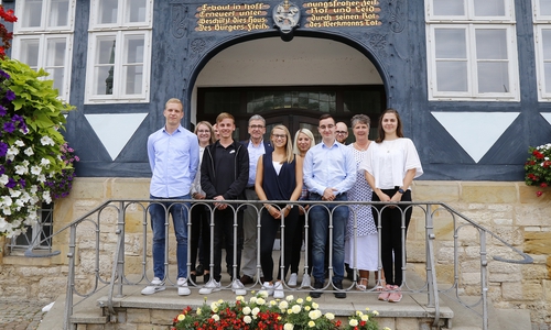 Die „Neuen“ im Rathaus (erste Reihe v. l.): Sebastian Ladentin, Max Buchheister, Tina Musiol, Luca Roberto und Franziska Hopp. Im Hintergrund die Auszubildenden des jetzt zweiten Lehrjahres sowie Bürgermeister Thomas Pink, Personalleiterin Annette Junicke-Frommert und Ausbildungsbeauftragter Stefan Schrader. Foto: Stadt Wolfenbüttel
