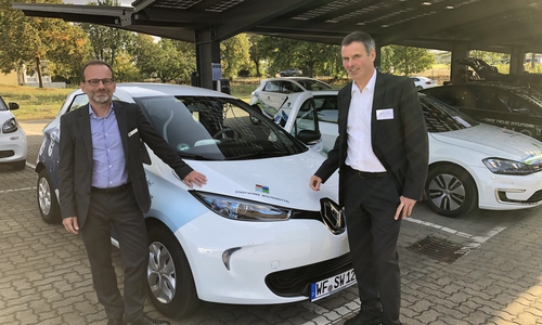 Klaus Schüßler, Vertriebsleiter der Stadtwerke Wolfenbüttel und Prof. Joachim Landrath vom CEMO der Ostfalia Hochschule Wolfenbüttel informieren über das Zusammenspiel von E-Mobilität und erneuerbaren Energien.

Foto: Stadtwerke Wolfenbüttel