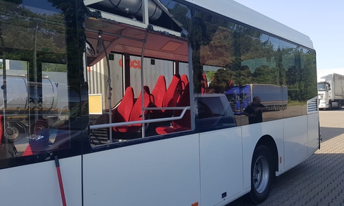 Der Bus mit der kaputten Scheibe. Foto: Polizei