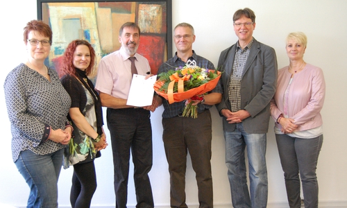 Zum Dienstjubiläum gratulierten Volker Klein (mitte) die Kollegen  Martina Reinhardt, Stellv. Schulleiterin Romy Finger, Verwaltungsleiterin, Peter Walte, Schulleiter, Thomas Meyer, Abteilungsleiter, Katrin Rutter, Fachlehrerin