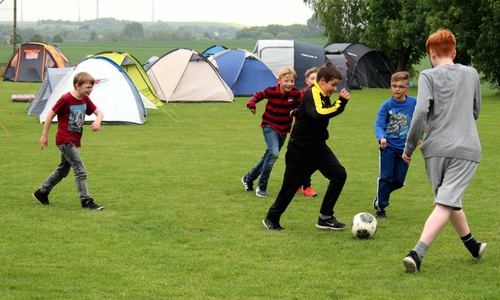  Das Fußballspielen kommt beim Pfingstzeltlager immer sehr gut an.