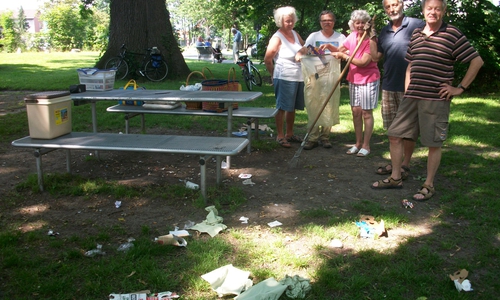 Boule-Freunde Sickte ärgern sich über Müll auf dem Boule-Platz. Foto: Privat