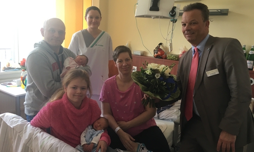 Die Krankenhausleitung gratulierte den Eltern, überreichte der Mutter einen Blumenstrauß. Fotos: Asklepios 

