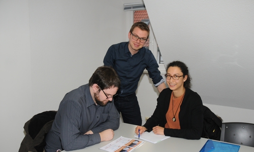 Wegbereiter-Projektleiter Marcus Voitel (m.) und Mitarbeiterin Johanna Kuchling-Pietrek (r.) beraten einen Studierenden zu alternativen Perspektiven zum Studium. Foto: Simone Burgdorf