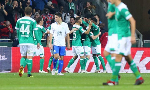 Josip Brekalo (Bildmitte) wähnt sich im falschen Film. Seine Wolfsburger waren gut vorbereitet, Bremen aber unter dem Strich zielstrebiger. Foto: imago/Regios24