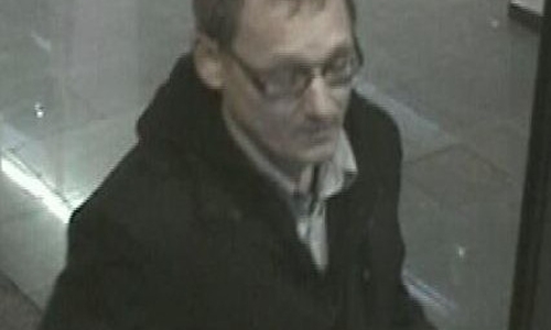 Mutmaßlicher EC-Kartenbetrüger in Braunschweig gesucht. Wer kennt den Mann? Foto: Polizei Braunschweig