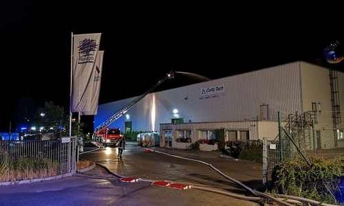 Heute Nacht musste die Feuerwehr im Industriegebiet einen Silo-Brand löschen. Foto: aktuell24/Kr