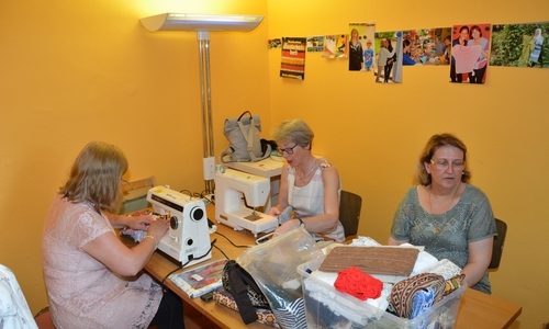 Einige Damen des Nähtreffs bei der Arbeit

Foto: Katrin Korte