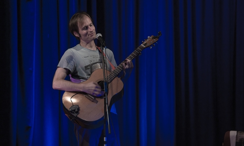 Mathew James White spielte mit der Gitarre melancholische und rockige Stücke. Fotos:  Kulturverein Bluenote