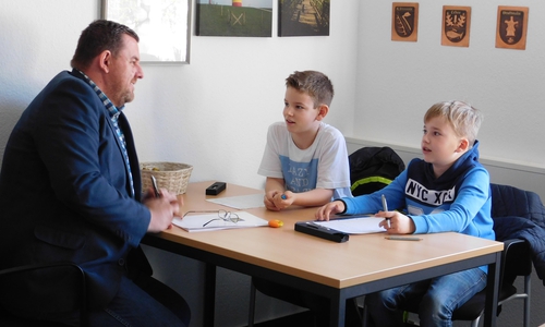 Ein besonderes Interwiew gab Andreas Busch kürzlich zwei jungen Nachwuchsreportern. Foto: Gemeinde Lehre