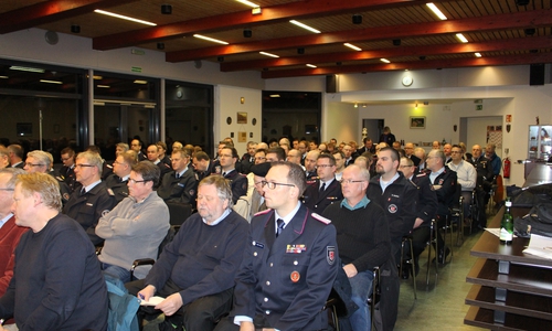 Zahlreiche Kameraden versammelten sich in Volkmarode. Foto: Nick Wenkel