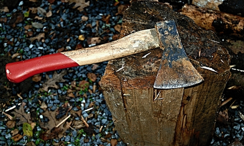 Der Mann war mit einer Axt unterwegs. Symbolbild: Pixabay