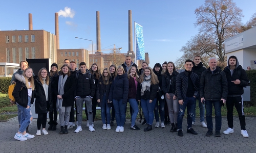 Schülerinnen und Schüler des 11. Jahrgangs des Gymnasiums am Bötschenberg zu Besuch im VW-Werk. Foto: Gymnasium am Bötschenberg
