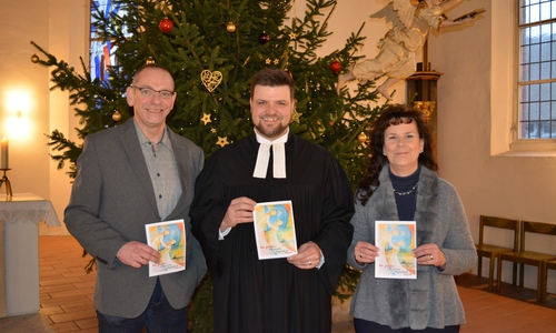 Die Kirchenvorsteher Henrik Kühn und Claudia Gaida gestalteten mit Pastor Titus Eichler die Andacht zur neuen Jahreslosung. Foto: Evangelisch-Lutherischer Kirchenkreis Peine
