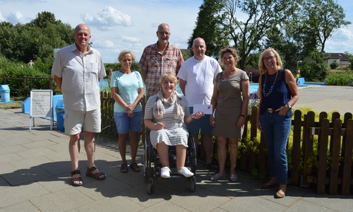 Von links: Karl-Friedrich Schaper-Viedt, Claudia Siodla, Jan Schlüter, Daniel Nitz, Dr. Ulrike Laible, Petra Eickmann-Reidel, davor Britta Brentrop. Foto: Samtgemeinde Sickte