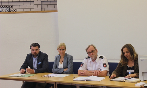 Landkreis-Sprecher Maximilian Strache, Erste Kreisrätin Regine Körner, Polizei-Oberrat Hans-Werner Röhrken und RBB-Niederlassungsleiterin Jessica Michel beim Pressegespräch. Foto/Video: Anke Donner