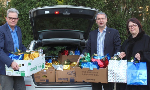 Von links: Marcus Eckhoff (Geschäftsführer Neuerkeröder Wohnen und Betreuen GmbH), Thorsten und Jutta Rehmann (Lions-Club Braunschweig)
hatten Freude beim Schenken. Foto: Privat