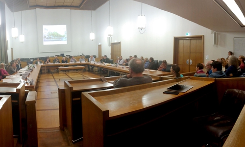 Die Verwaltung wurde mit etlichen Fragen während der mehrstündigen Einwohnerfragestunde konfrontiert. Foto: Alexander Panknin