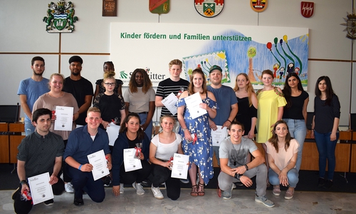 Die neuen und ausscheidenden Mitglieder des Jugendparlamentes der Stadt Salzgitter während der konstituierenden Sitzung. Foto: Stadt Salzgitter