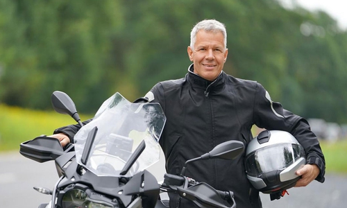 Dem Wahlkampf auf der Spur: RTL Chefmoderator Peter Kloeppel schwingt sich auf's Motorrad.
Foto: MG RTL D / Stefan Gregorowius