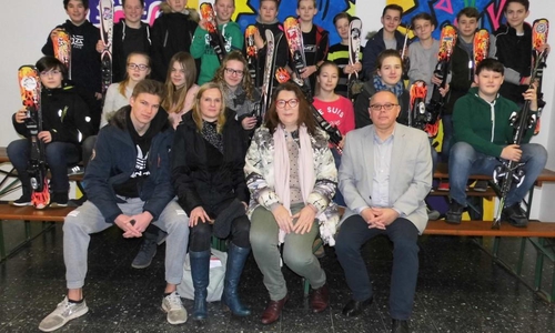 Der Ehemaligenverband des THG unterstützt die Skifreizeit. Mit einem Teil der Schüle­rinnen und Schüler freuen sich: Hannes Golombek (Skilehrer), Anja Golombek (Lehrkraft) sowie Gabriela Aßmann und Andreas Meißler vom Verband (v. li.). Foto: Privat.