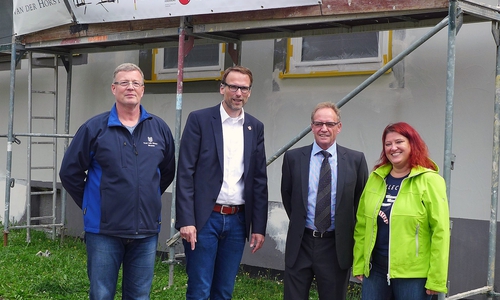 Fred Tesch, Objektleiter für Salzgitter von der Van der Horst Wohnen; Michael Tacke, Stadtrat für Bauen, Stadtplanung, Stadtentwicklung und Umwelt, Dr. Holger Müller von der Van der Horst Wohnen und Susanne Goronzi, Referatsleiterin Stadtumbau und soziale Stadt (von links) informieren sich vor Ort. Foto: Stadt Salzgitter