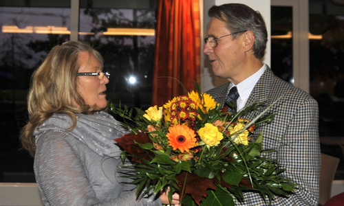 Katharina Klingenberg überreicht dem ehemaligen Schatzmeister Kurt Mittendorf Blumen. Fotos: Städtisches Klinikum 