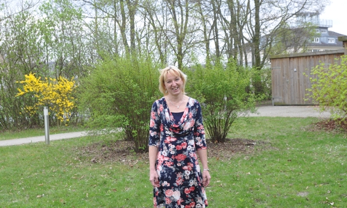 Anja Schildener, Wohnheimleitererin der Lebenshilfe, im zukünftigen Sinnesgarten. Foto: Lebenshilfe