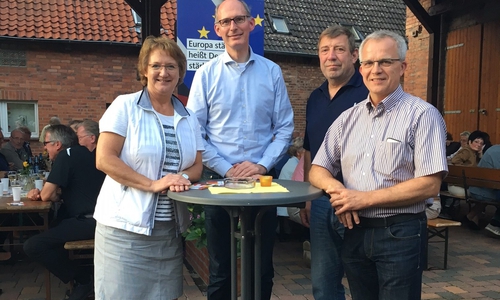 Ingrid Pahlmann MdB (von links), Landtagskandidat Christoph Plett,                                       Fraktionsvorsitzender im Gemeinderat Ullrich Kemmer und Ortsverbandsvorsitzender Hans-Jürgen Giere. Foto: CDU