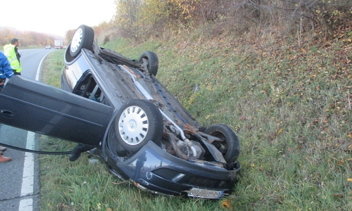 Das Auto kam auf dem Dach zum Stillstand. Foto: Polizei
