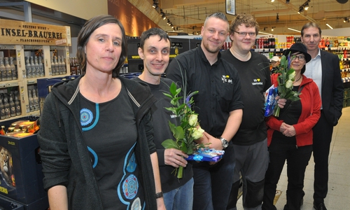 Katrin Benda (links) freut sich für Thomas Martin (Zweiter von links) und Michael Sprenger (Vierter von links) zusammen mit Lebenshilfe-Geschäftsführer Bernd Schauder (von rechts) Dajana Weidemann aus dem Qualifizierungs- und Vermittlungsdienst der Lebenshilfe und Edeka-Markt-Leiter Fabian Haut. Fotos: Lebenshilfe