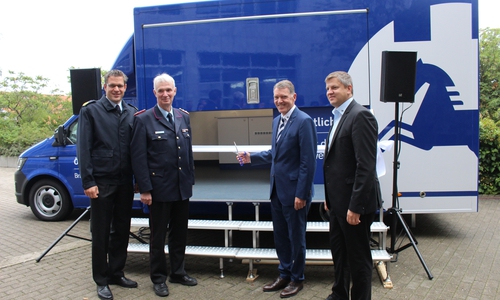 Der Vorstandsvorsitzende der Öffentlichen Versicherung, Knud Maywald, durchtrennt symbolisch das Band zur Einweihung des neuen Brandschutzmobils am Hauptsitz der Öffentlichen Versicherung in Braunschweig. Viele weitere Prominente Gäste wie Polizeipräsident Michael Pientka wohnten der Vorstellung bei. Fotos und Video: Marvin König
