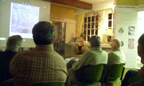 Marion von Kaufmann berichtet über den Besuch der Angehörigen des abgestürzten Fliegers und Besuche von ehemaligen Zwangsarbeiter. Foto: Heimathaus