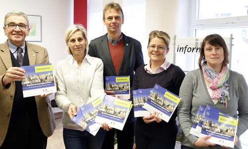Präsentieren den neuen Seniorenwegweiser der Stadt: (v. l.): Bürgermeister Thomas Pink, Anette Müller-Damrath (Leiterin Seniorenservicebüro), Amtsleiter Norbert Fricke, Mareike Hecht und Sandra Goldisch (beide Seniorenservicebüro). Foto: Stadt Wolfenbüttel 